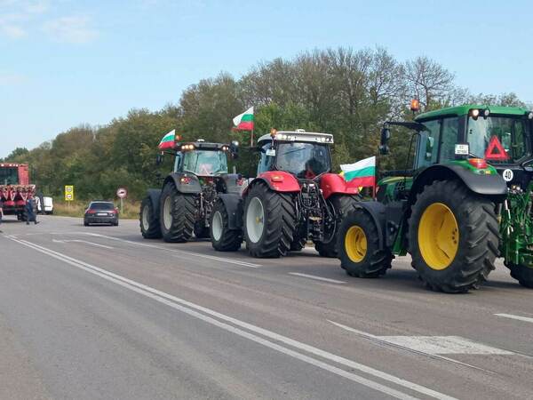 В ЗНАК НА ПРОТЕСТ ЗЪРНОПРОИЗВОДИТЕЛИ БЛОКИРАХА С ТЕХНИКА КЛЮЧОВО КРЪСТОВИЩЕ КРАЙ СИЛИСТРА - ПОСТАВЯТ ЧЕТИРИ ИСКАНИЯ 