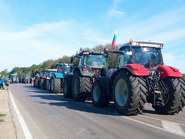 ПРОДЪЛЖАВАТ ПРОТЕСТИТЕ НА ЗЕМЕДЕЛЦИ С БЛОКАДИ КРАЙ СИЛИСТРА