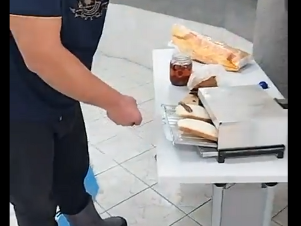 Граждани нахлуха в “Енерго про” - Силистра и си направиха сандвичи - така изразиха недоволство от 24 часа липса на ток в тяхното населено място