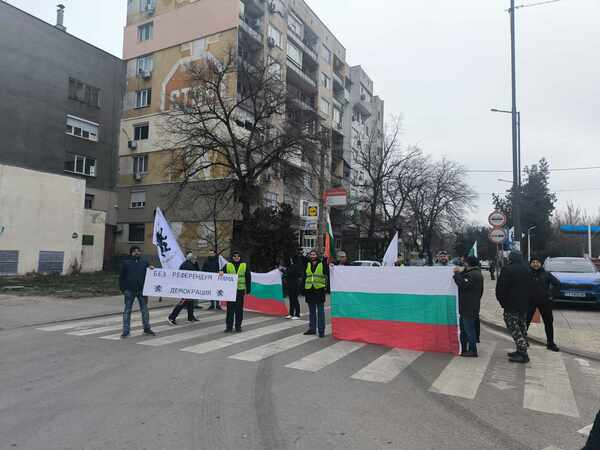 Активисти на “Възраждане” блокираха граничния пункт Силистра-Кълъраш