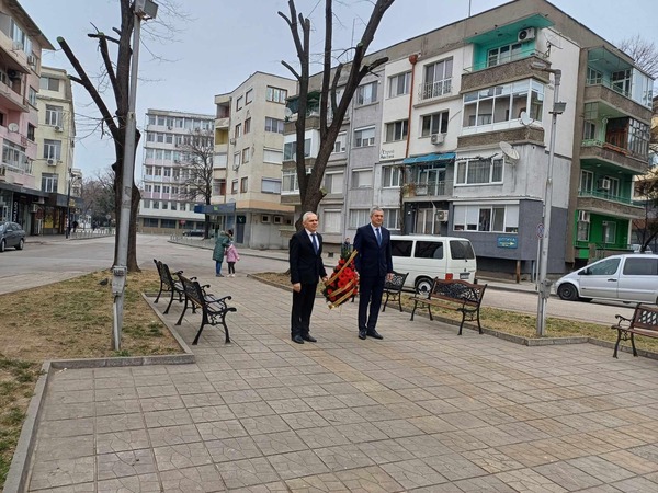 Депутатите на Продължаваме промяната и ГЕРБ в Силистра поднесоха заедно венец на паметника на Васил Левски - какво се крие зад това?