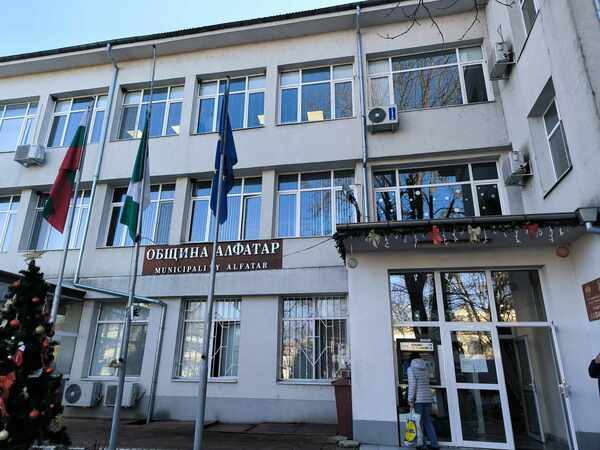 Общинските съветници на Алфатар отказаха да бъдат “гумен печат” на кмета Янка Господинова и отхвърлиха внесено от нея решение