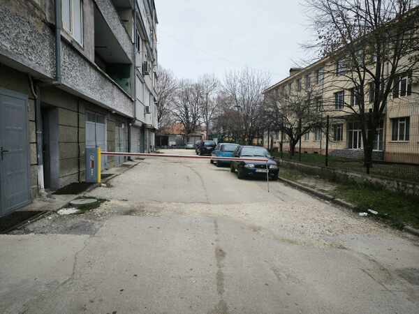 Граждани в Силистра си оградиха общинско място с бариера - от общината смятат, че не е незаконно