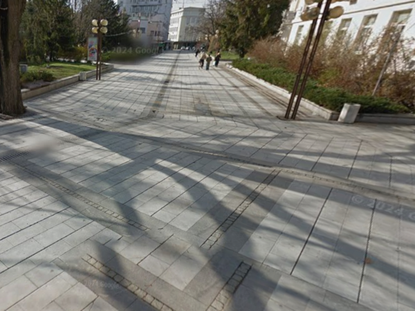Община Силистра ще премахва дългогодишните мраморни плочи на централния площад и ще ги заменя с камeнни