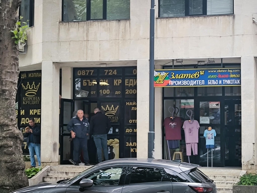 В момента: Полицията претърсва заложна къща в центъра на Силистра