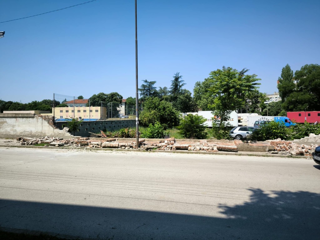 Тухлена ограда, част от стената на стадион "Доростол" в Силистра, се срути, друга част е наклонена