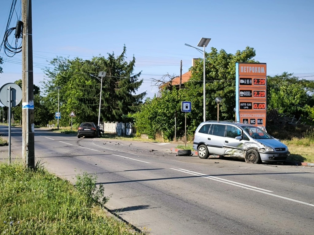 Катастрофа между два леки автомобила в Алфатар - пострадали няма