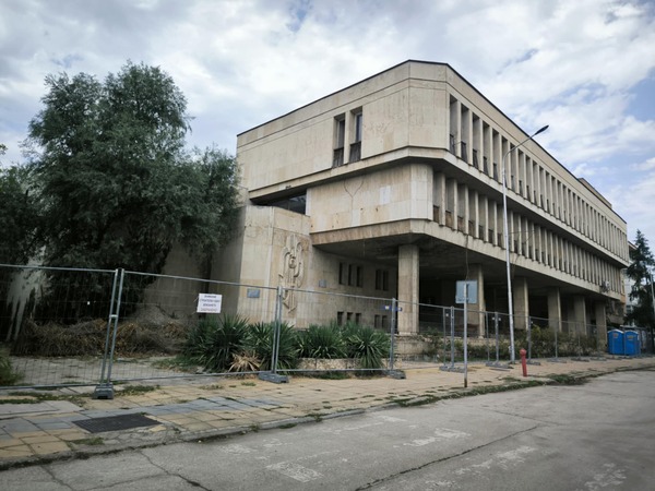 Ремонтът на Младежкия дом в Силистра е спрян заради незабелязани при проектирането проблеми - не е ясно колко ще се удължи изпълнението