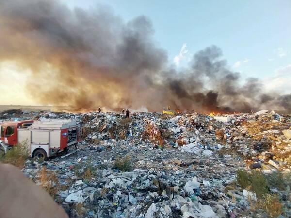 Голям пожар в Регионалното депо за отпадъци край Силистра - гори една от клетките