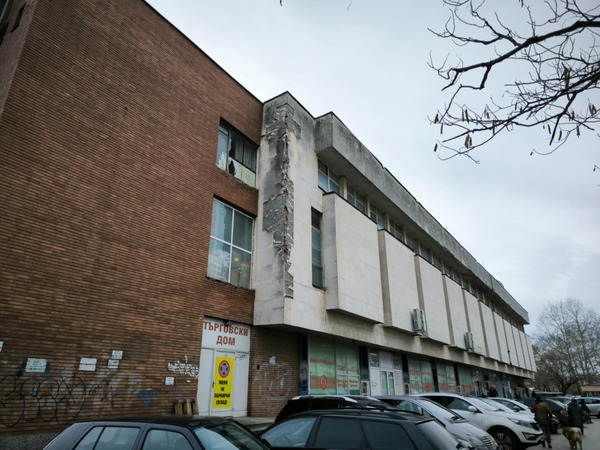 Падат плочи от фасадата на бившия търговски дом в Силистра и застрашават гражданите 