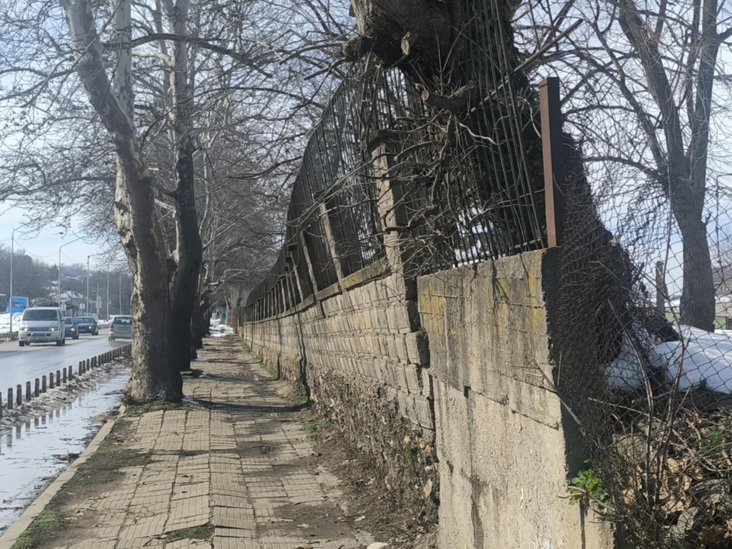 Опасно наклонена ограда на болницата в Силистра 