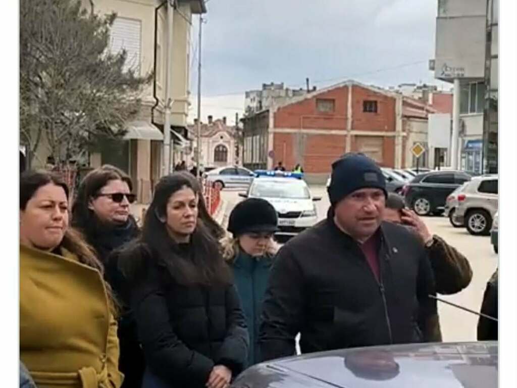 Хора, близки до Тодор Тодоров, организираха протест срещу смяната на директора на Областна дирекция "Земеделие"  Силистра(Видео)