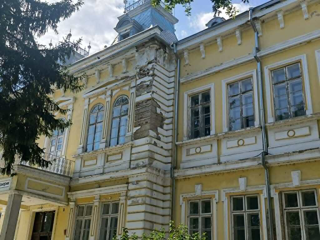 SOS !!! Галерията в Силистра загива след некачествени ремонти на покрива