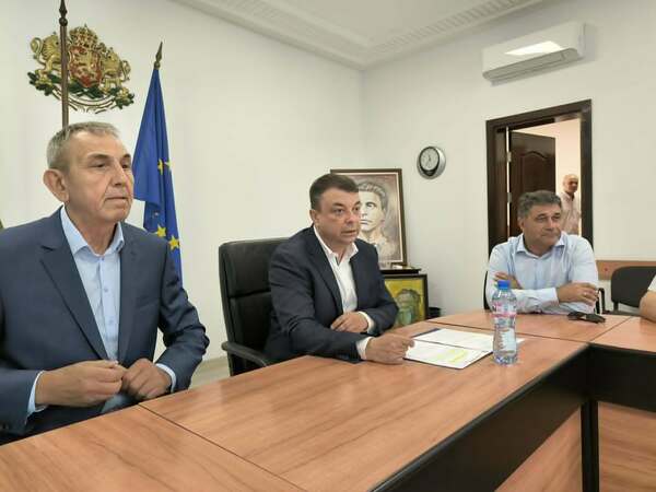 Отново спасяват езерото Сребърна с помпи(видео)