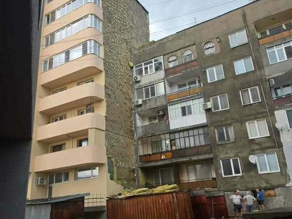 Наскоро санирана по европроект фасада на блок в Тутракан се отлепи и падна след поройния дъжд 